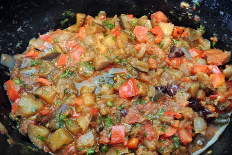Het Siciliaanse zoetzuur en de caponata: geschiedenis, varianten en identiteit van een iconisch gerecht