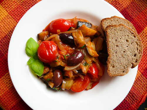 L’agrodolce siciliano e la caponata: storia, varianti e identità di un piatto simbolo