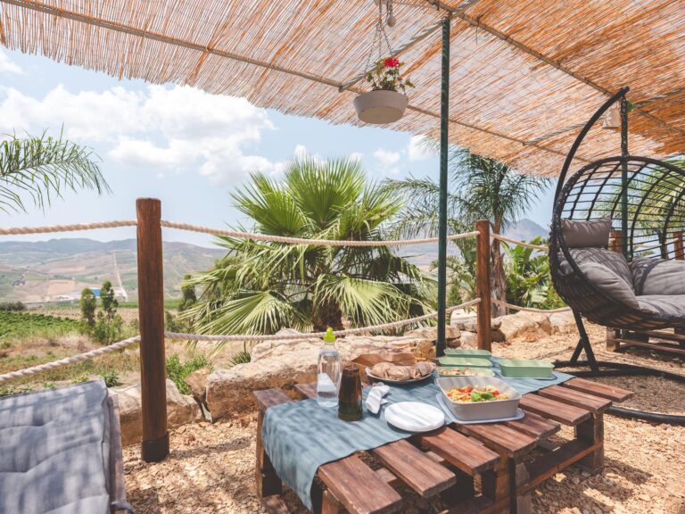La terrazza della Cantina Quattrocieli con vista sulle colline