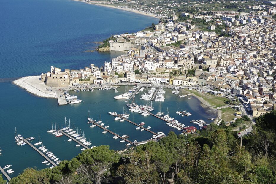 Castellammare del Golfo vista dall’alto, con il porto e il castello