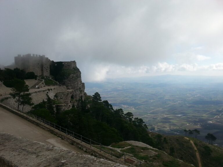Sicilia in autunno: cosa fare tra vendemmia, olio nuovo e mare senza folla