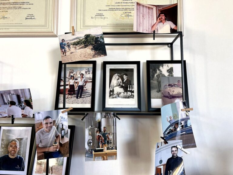 La parete di famiglia nella Cantina Quattrocieli