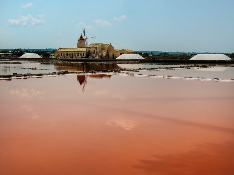 Die Weinstraße Westsiziliens: von Alcamo nach Marsala zwischen Weinbergen und Dörfern