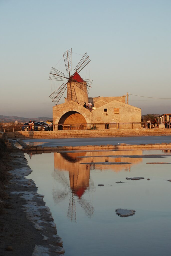 Un vecchio mulino delle saline al tramonto
