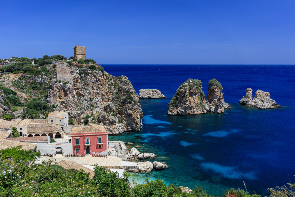 La tonnara di Scopello e i faraglioni