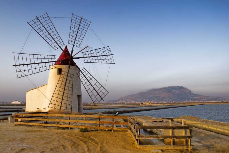 Mulino delle saline di Trapani con il Monte Erice sullo sfondo
