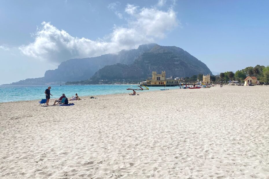 La spiaggia di Mondello e il Monte Pellegrino