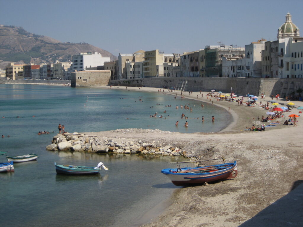 Trapani, le Mura di Tramontana e il centro storico sul mare